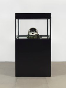 Alpha Omega, 2016 (Glas, LCD-scherm, mediaspeler, replica schedel, ruimtehelm, hout) door Mat Collishaw