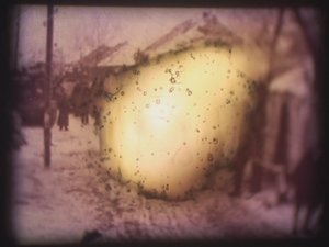 Barbarossa, 2002 (videoprojector en gesimuleerde diaprojector) door Mat Collishaw