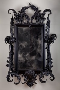 East of Eden, 2013 (Zwart Murano glas, bewakingsspiegel, staal, hout, lak, LCD scherm en harde schijf) door Mat Collishaw