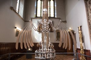 The Nerve Rack, 2019 (Acetaal, Acryl, Aluminium, Messing, Elektrische schakelingen, Verf, PVC, Hars, Servomotoren, Staal) door Mat Collishaw
