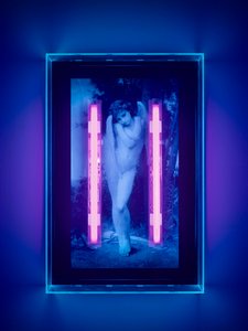 Ultraviolette Engel, 2008 (Ultraviolette inkt op plexiglas doos, 2 ultraviolette neonlichten) door Mat Collishaw
