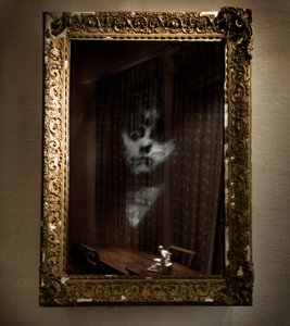 Women Under the Influence, 2009 (antiek frame, tweewegspiegel, hout, staal, lcd-scherm en harde schijf) door Mat Collishaw