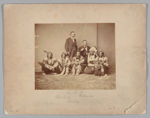 Generaal J. E. Smith en indianen door Mathew B. Brady