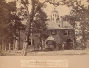 Fairfax Court House, Virginia, met soldaten van de Unie voor en op het dak