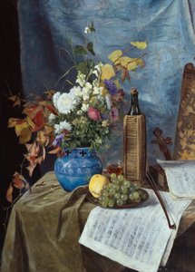 Arrangement met wijnfles, bloemen en fruit door Mathilde Dietrichson