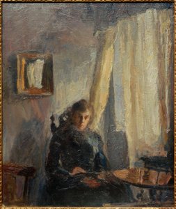 Interieur Nini aan tafel met gordijn