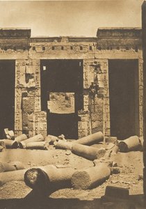 Pilaren in de binnenplaats van het paleis van Ramses-Meiamoun, in Medinet-habou Thebe