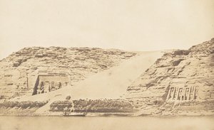 Algemeen Uitzicht op de Spéos van Phré en Athor, in Abousembil, genomen vanaf het eiland door Maxime Du Camp