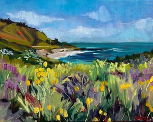 Bloei van wilde bloemen aan de kust