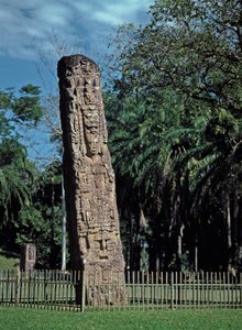 Detail van de stele F op het grote plein door Mayan