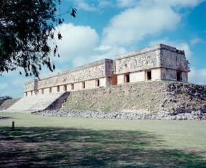 Precolumbiaanse beschaving: zicht op de site van Uxmal, oude Maya-hoofdstad door Mayan