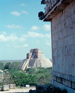 Precolumbiaanse beschaving: uitzicht op de bovenste tempel op de site van Uxmal door Mayan