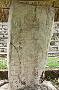 Stela 9 die Ajb’alun Haab’tal Wat’ul K’atel afbeeldt, Terminal Classic Koning uit Seibal, Guatemala, ter herdenking van het einde van de 9e Katun in AD. 849