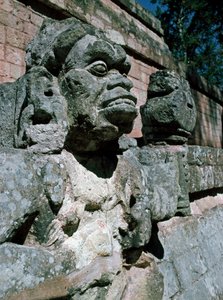 Stenen sculpturen - tempel 11 door Mayan