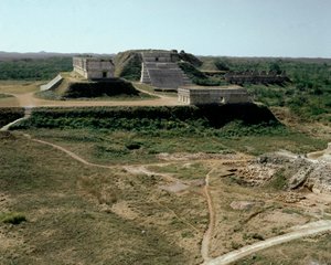 Zicht op het paleis van de gouverneur, 9e-10e eeuw door Mayan