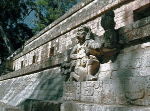 Uitzicht op de muur van de Akropolis met sculpturen van heersers van Copan, klassieke periode 7e-8e eeuw door Mayan