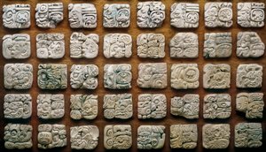 Maya kalender (320-1697) samengesteld uit verschillende glyphs (gegraveerde stenen)
