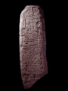 Precolumbiaanse kunst, Maya-beschaving, klassieke periode: stenen stèle 5 uit El Zapote, Peten, Guatemala