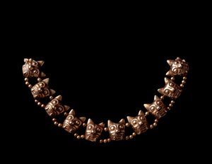 Precolumbiaanse kunst, Maya beschaving, postklassieke periode: gouden ketting bestaande uit elementen in de vorm van jaguarkoppen. 600-1100 AD uit Iximche, Chimaltenango, Guatemala.
