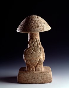 Precolumbiaanse kunst, Maya beschaving, preklassieke periode: basalt sculptuur in de vorm van een paddenstoel met de voorstelling van een gestileerde slang. Uit Kaminaljuyu, Guatemala.