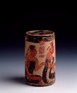 Precolumbiaanse kunst, Maya beschaving, klassieke periode: cilindrische kleivaas versierd met twee mannen en een vrouw die een ritueel uitvoeren. Uit Tayasal, Guatemala.