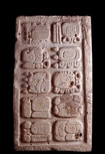 Precolumbiaanse kunst, Maya beschaving, klassieke periode: fragment van een trap met glyphen in reliëf. Uit Guatemala.