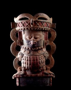 Precolumbiaanse kunst, Maya-beschaving, klassieke periode: wierookvaas in antropomorfe klei met de voorstelling van een personage met een quetzalvogelmasker. Uit Purulha, Guatemala