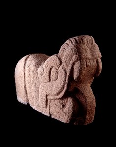 Precolumbiaanse kunst, Maya-beschaving, klassieke periode: slangvormige stenen tenon met een wijd open mond uit Escuintla, Guatemala