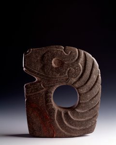 Precolumbiaanse kunst, Maya-beschaving, klassieke periode: zoomorfische bijl in gesneden steen die een gestileerde slang voorstelt. Uit Bolivia, Escuintla, Guatemala