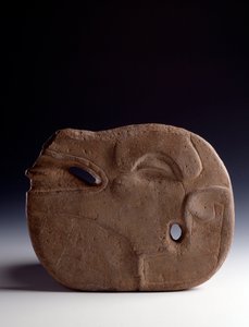 Precolumbiaanse kunst, Mayacultuur, klassieke periode: zoomorfe bijl in gebeeldhouwde steen die het hoofd van een hert voorstelt door Mayan Mayan