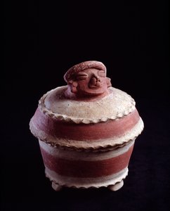 Precolumbiaanse kunst, Maya-beschaving, late klassieke periode: begrafenisurn van tripode klei met een deksel in de vorm van een mensenhoofd. Uit Nebaj, Guatemala door Mayan Mayan