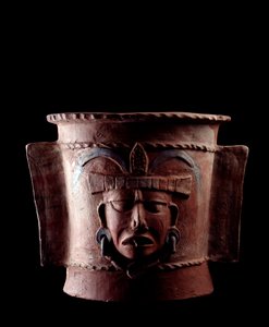 Precolumbiaanse kunst, Maya beschaving, late klassieke periode: cilindrische begrafenisurn van klei versierd met een menselijk gezicht