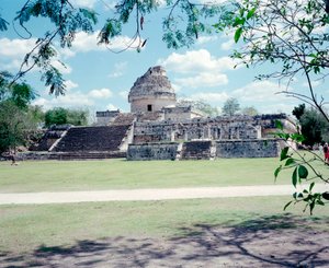 Precolumbiaanse beschaving: uitzicht op de site van Chichen Itza in de Yucatan-regio door Mayan Mayan