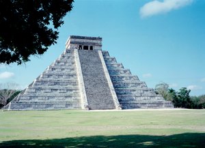 Precolumbiaanse beschaving: uitzicht op de site van Chichen Itza door Mayan Mayan
