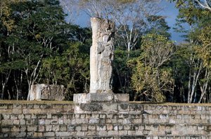 De stèle 2 met uitzicht op het balveld, 652 AD door Mayan Mayan