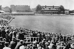 Een cricketwedstrijd, Lords cricketveld, Londen, 1926-1927 door McLeish