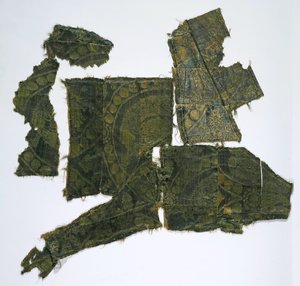 Fragmenten van een Kaftan Bedekt met een Zijde Stof met een Senmurv Patroon. Moshchevaya Balka Begrafenis door Medieval Culture of the North Caucasian