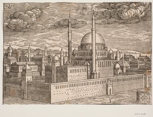 Moskee, met twee minaretten, gezien vanuit het noordwesten; aan de andere kant van het water is Galata te zien. In de rechterbenedenhoek is een kubusvormige steen, waarop een vierkant geometrisch figuur is geëtst, een figuur die vermoedelijk weergeeft