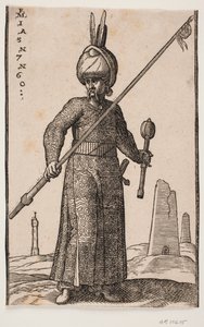 Staande soldaat, gezien van voren; in zijn rechterhand een lans met een wimpel aan de punt; in zijn linkerhand een knuppel; op zijn hoofd een tulband met twee veren; in het landschap een "vuurtoren" en een paar obeliskachtige gebouwen door Melchior Lorck