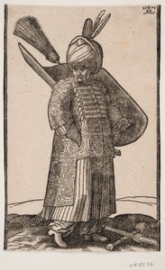 Staande dikke soldaat, met rechterhand in de zak, naar rechts gericht; twee veren in de tulband; aan de linkerzijde een zwaard, op de linkerarm een schild met verenbos; op de grond voor hem liggen een strijdknots en een lans gekruist door Melchior Lorck