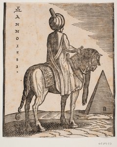 Ruiter met tulband, ongewapend, schuin van achteren gezien; rechts op de achtergrond een piramide door Melchior Lorck