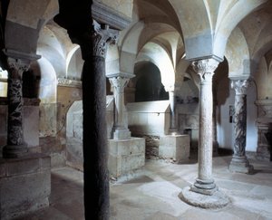 Merovingische kunst: uitzicht op de crypte van de Abdij van Jouarre. 7e eeuw na Christus door Merovingian