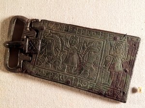 Merovingische kunst: Bronzen gordelgesp van het Bourgondische koninkrijk (barbaarse volkeren) die Daniël in de leeuwenkuil voorstelt. 550-626. Uit Franche-Comté. Nationaal Museum van Archeologie, Saint Germain en Laye
