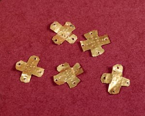 Merovingische kunst: kleine kruisen in goud. 6e eeuw. Museum voor Nationale Archeologie van Saint Germain en Laye