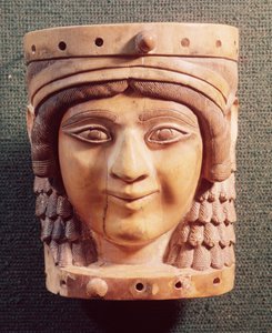 Hoofd van een vrouw, genaamd de Dame van de Bron of de Mona Lisa van Nimrud, uit het paleis van Salmanassar III door Mesopotamian