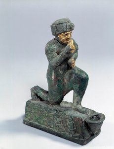 Mesopotamië: Beeldje in zilver, brons en goud van knielende aanbidder, ex-voto opgedragen aan de god Amurru voor het leven van Hammurabi. 1800 v.Chr. Uit de Larsa-site door Mesopotamian Mesopotamian