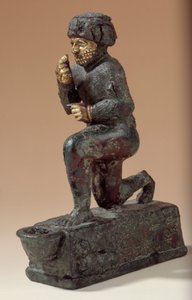 Mesopotamië: Statuette in zilver, brons en goud van knielende aanbidder, ex-voto opgedragen aan de god Amurru voor het leven van Hammurabi. 1800 v.Chr. Van de Larsa-site. Parijs, Louvre Museum door Mesopotamian Mesopotamian
