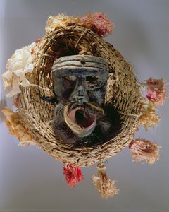 Kostuummasker voor de viering van het Mexicaanse jaarlijkse festival van Guelaguetza (hout, gevlochten stro & papier) door Mexican School