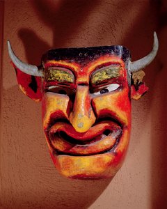 Duivelsmasker gebruikt in een Pastorela uit de Guerrero-regio van Mexico (beschilderd hout)