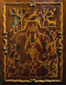 Rococo stijl houten linnenkast met polychrome inleg en voet, Koloniale periode
